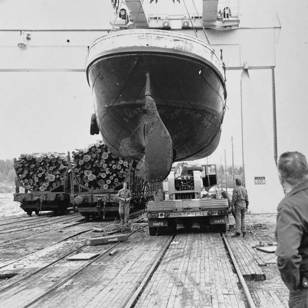 Uskotut savolaisherrasmiehet Vilpponen ja Holsti lähtivät toukokuussa 1925 Iisvedeltä Ruotsiin. Tehtäväksi kaksikolle annettiin laivan ostaminen juuri perustetulle sahayhtiölle. Siitä alkoi vaiherikas, dramaattinen ja jopa hieman hullunkurinenkin tarina uskollisesta sahayhtiön hinaajasta, joka nimettiin S/S Metsäksi.